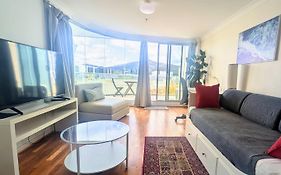 Dana-Central Apartment With Mount Ainslie Views